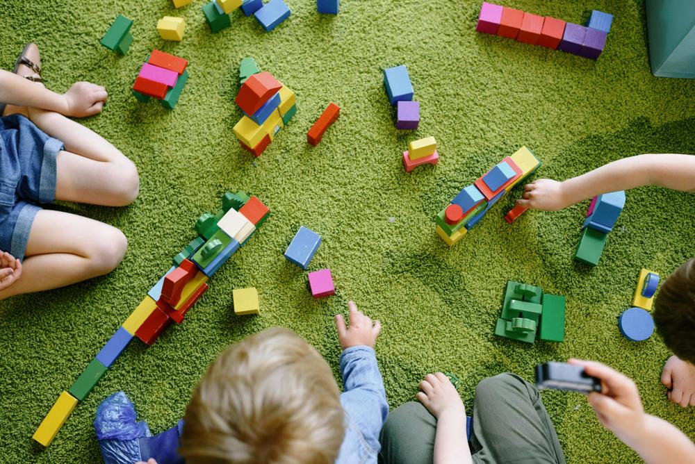 Pomysły na prezent na roczek dla chłopca wspierające rozwój i kreatywność